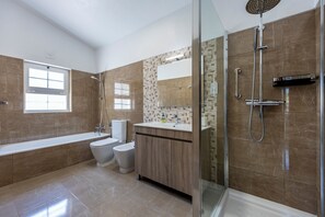 Duschwanne, Haartrockner, Bidet, Handtücher