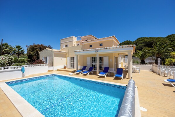 Piscine extérieure, piscine chauffée