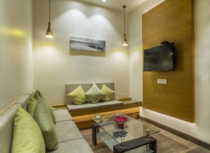 Suite Room | 羽毛の掛け布団、客室ごとに異なる装飾、デスク、アイロン / アイロン台