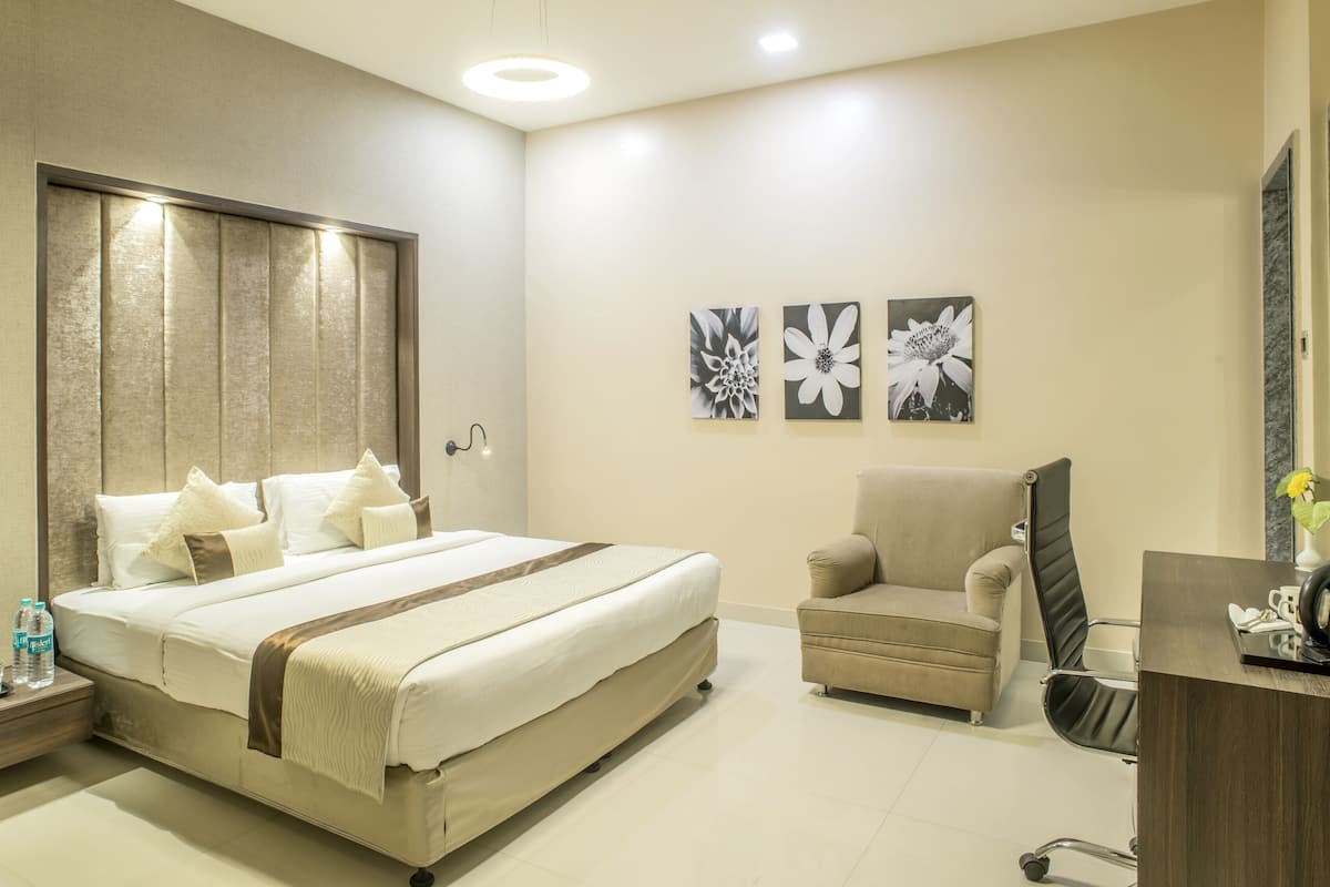 Club Premium Room | Edredón, decoración personalizada y escritorio