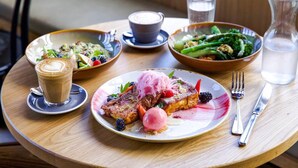 A meal with coffee, salad, and a dessert on a wooden table. - Heart Of The City Minutes From Macleay Street (Potts Point)