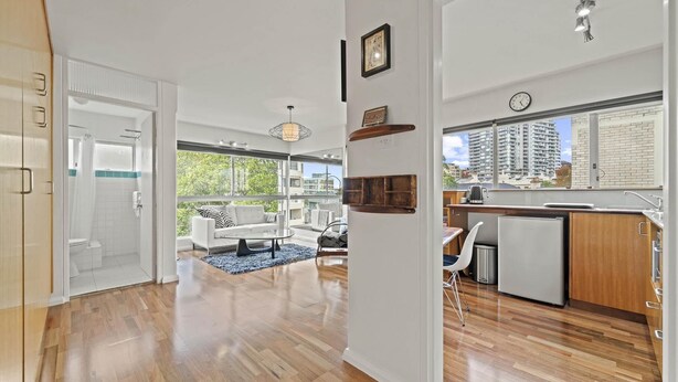 A modern apartment with a spacious living area, a kitchen with a view, and a separate bathroom. - Heart Of The City Minutes From Macleay Street (Potts Point)