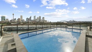 A swimming pool with a city skyline view, including a bridge and a tall tower. - Heart Of The City Minutes From Macleay Street (Potts Point)