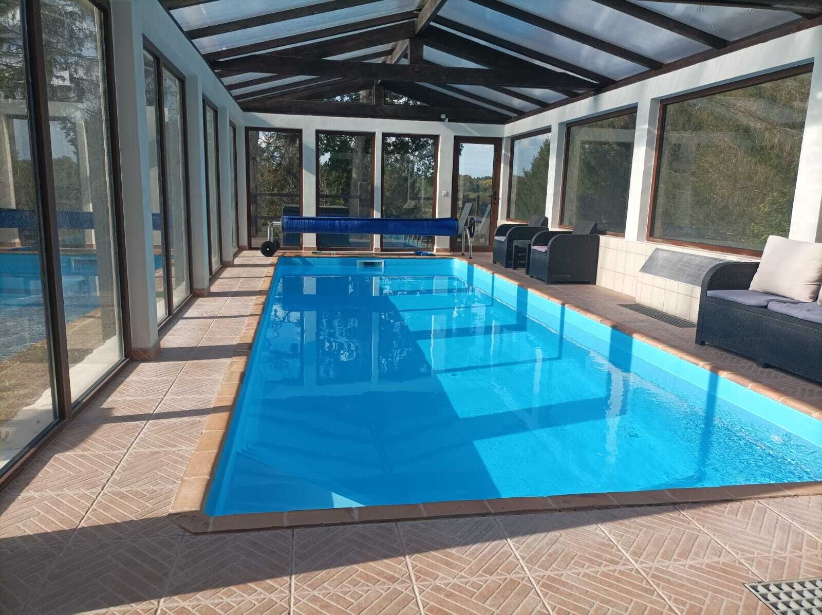 Una piscina cubierta, una piscina climatizada