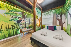 Bedroom 2 with a queen size bed and Smart TV - Amazing Mickey Mouse-themed 2BR near Disney! (Kissimmee)