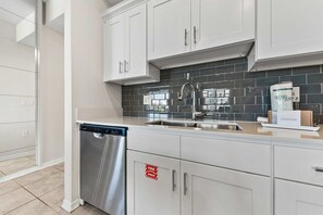 Modern kitchen - Amazing Mickey Mouse-themed 2BR near Disney! (Kissimmee)