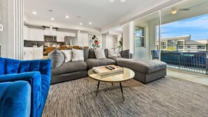 Living area - Pool view * Themed bedrooms * FREE Waterpark! (Kissimmee)