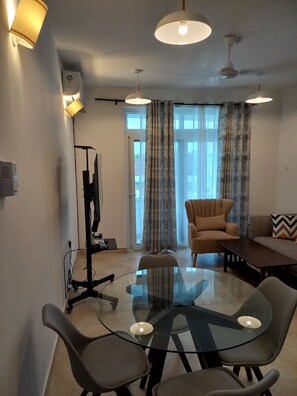 Apartament | Cuina privada | Frigorífic, microones, forn i placa de cuina