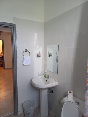 Lejlighed | Badeværelse | Bruser, håndklæder