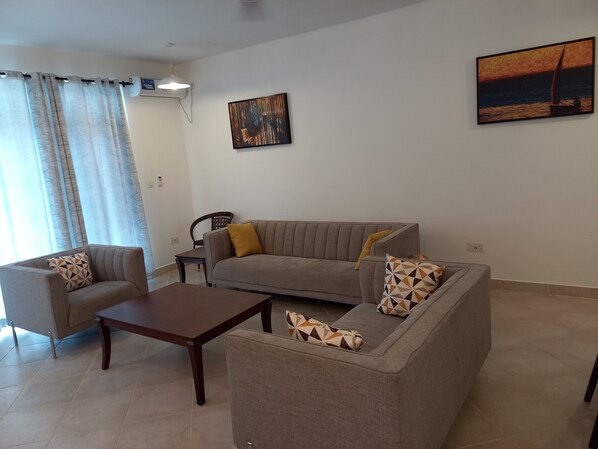 Lejlighed | Stue | 30-tommers tv med kabelkanaler