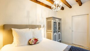 Een slaapkamer met een bed, een kledingkast en een deur.
