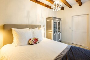 Un dormitorio con cama, armario y puerta.