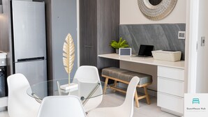 Dining - Menlyn Residence Luxury 2 Bed Apartment (Pretoria)