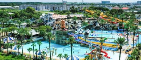 Una piscina techada, una piscina al aire libre