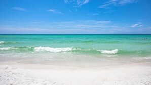 Una playa con agua turquesa cristalina y una orilla de arena.