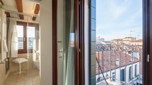 Ein Badezimmer mit Duschabtrennung aus Glas, Toilette und Waschbecken.