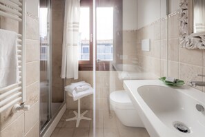 Douche, séchoir à cheveux, bidet, serviettes fournies