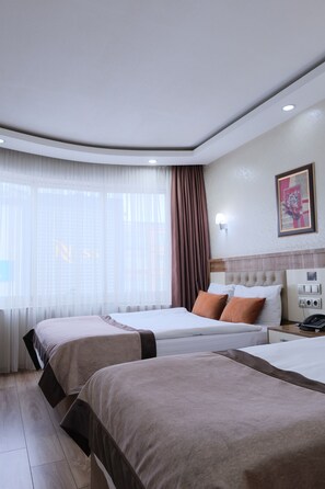 Quarto duplo standard | Roupas de cama antialérgicas, frigobar, cofres nos quartos