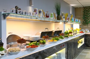 Un montaje tipo bufé con diferentes alimentos y acompañamientos.