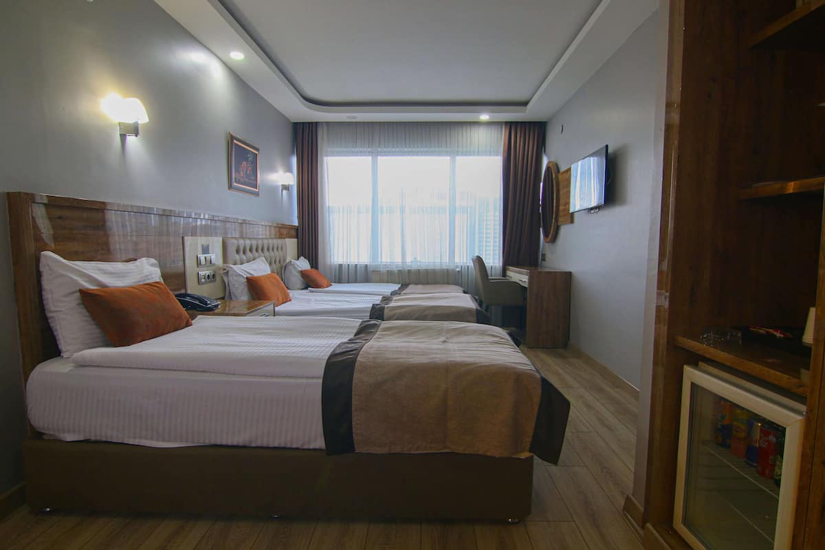 Kamar Triple Standar | Seprai antialergi, minibar, brankas, dan tirai kedap cahaya