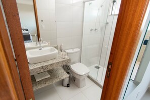 Chuveiro, toalhas de banho, sabonete, shampoo