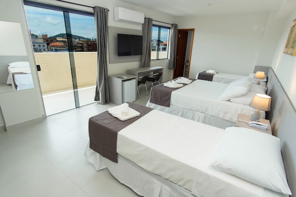 Suite Familia | Hypoallergeen beddengoed, een minibar, een bureau, een laptopwerkplek