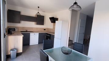 Réfrigérateur, micro-ondes, four, plaque de cuisson