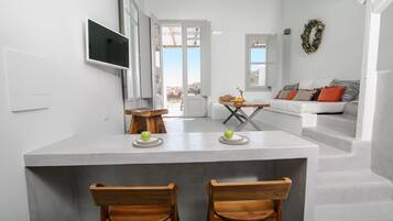Exclusieve villa | Woonruimte | Een 32-inch smart-tv met satellietzenders en televisie
