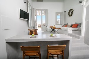 Sunrise two-bedroom villa with private pool | Zona de estar | Smart TV de 32 pulgadas con canales por satélite, una televisión