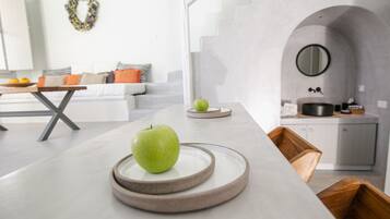 Exclusive-villa | Opholdsområde | 32-tommers smart-tv med satellitkanaler, tv