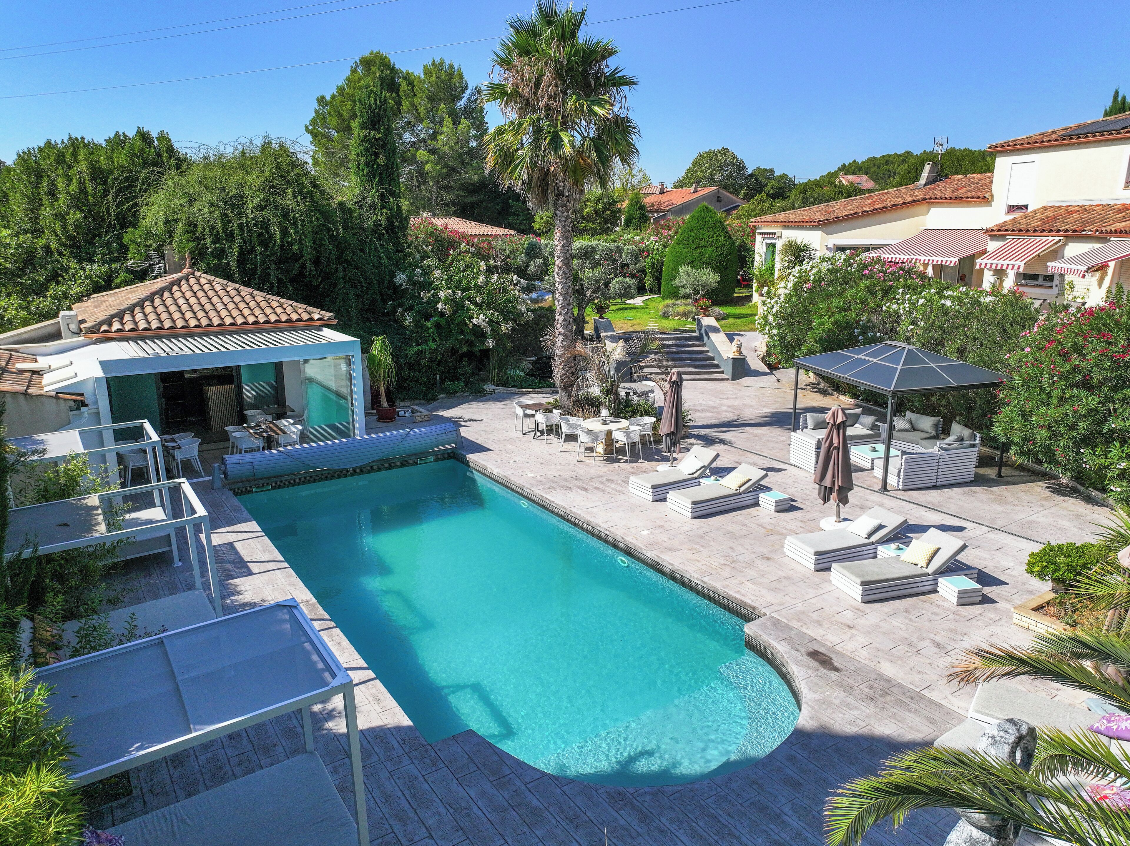 Een seizoensgebonden buitenzwembad en parasols bij het zwembad