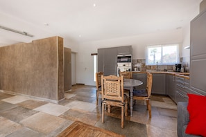 Villa Deluxe avec SPA privatif (Riviera) | Private kitchen | Full-size fridge, microwave, oven, stovetop