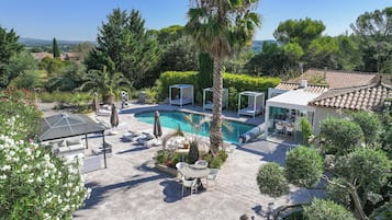 Piscina externa sazonal, guarda-sóis, espreguiçadeiras
