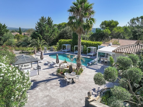 Seasonal outdoor pool, pool umbrellas, sun loungers