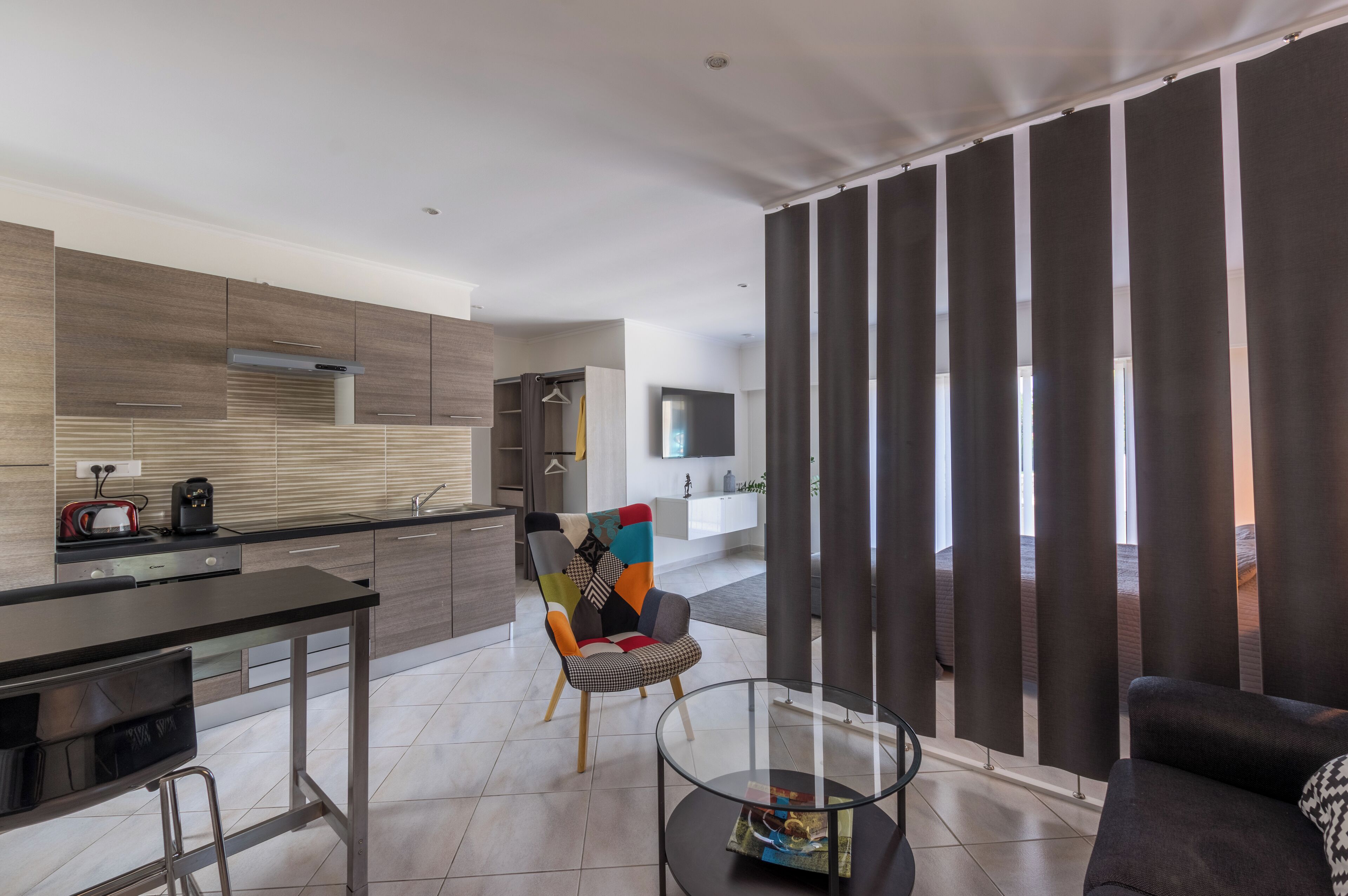 Refrigerador con freezer, microondas, horno, placa de cocina