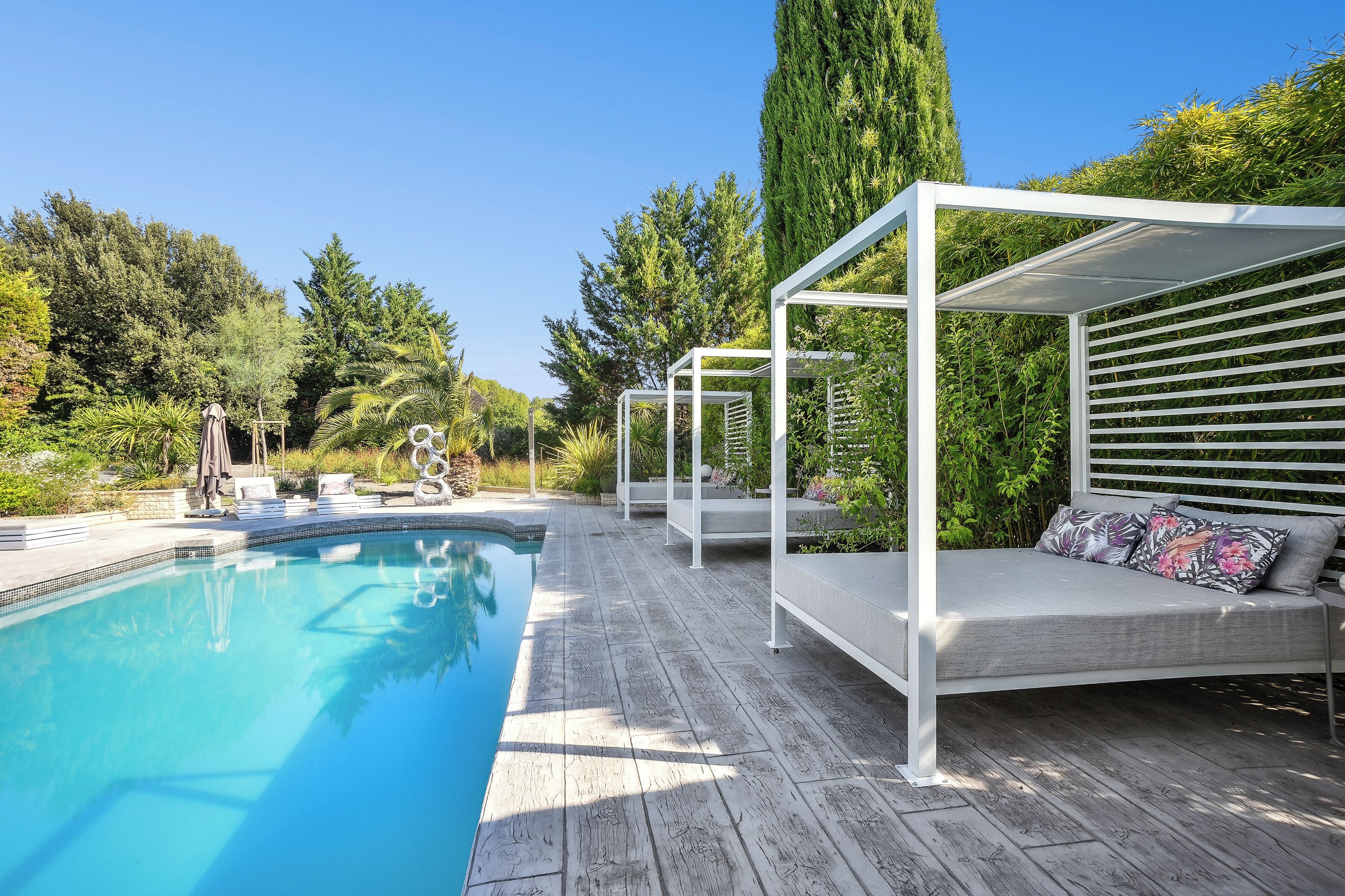 Piscine extérieure (ouverte en saison), parasols de plage