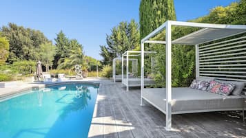 Piscine extérieure (ouverte en saison), parasols de plage