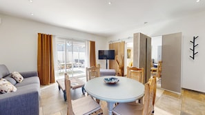 Villa Deluxe avec SPA privatif (Riviera) | Coin séjour | Télévision LED de 50 pouces avec chaînes par câble, films à la carte