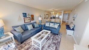 Condo, 2 chambres | Aire de séjour | Téléviseur