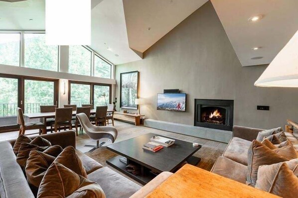 Living area - Northwoods Aspen Ski-In Ski-Out Access to Vail Mountain by RedAwning (Vail)