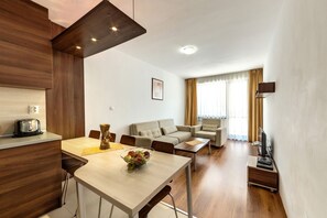 Căn hộ Tiêu chuẩn, 1 phòng ngủ | Khu phòng khách | TV màn hình phẳng 