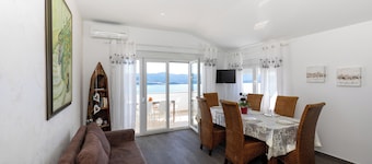 Panoramic apartment with sea view and pool