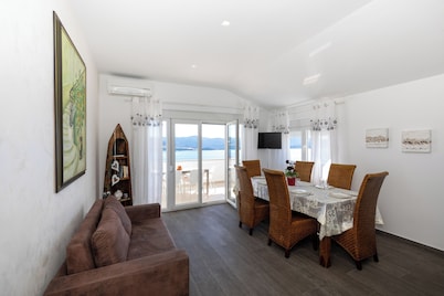 Panoramic apartment with sea view and pool