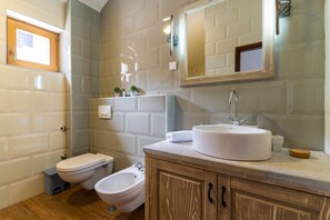 Dusche, Haartrockner, Bidet, Handtücher