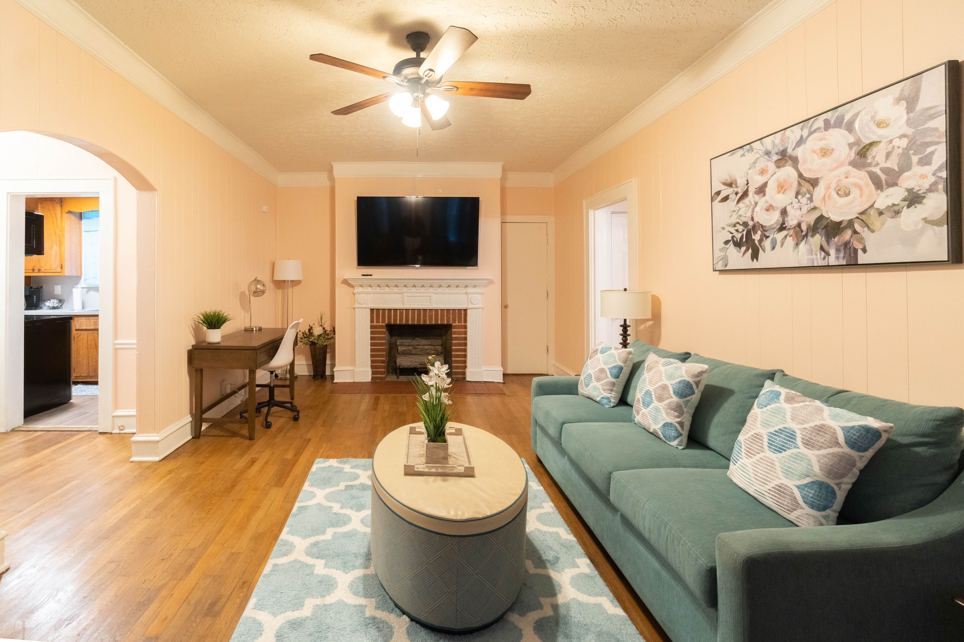Cloverdale Corner w/ 3 BR, 2 Dens & 2 Kitchens