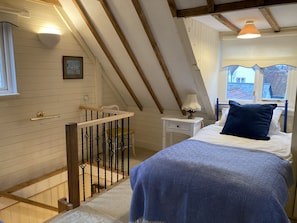 3 bedrooms, iron/ironing board, free WiFi, bed sheets - Beautiful period fisherman's cottage (West Mersea)