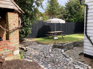 Outdoor dining - Beautiful period fisherman's cottage (West Mersea)
