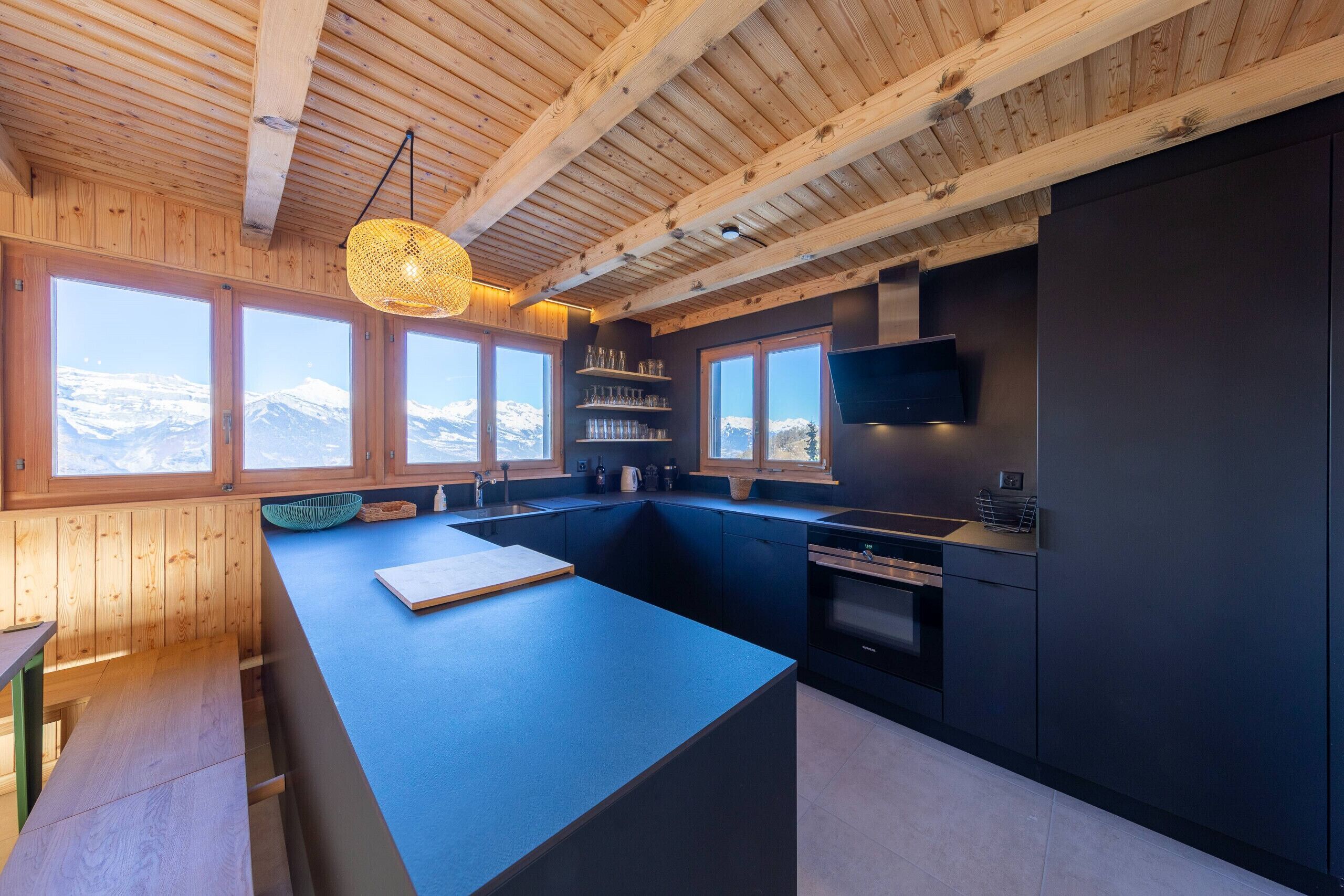 Een koelkast, een magnetron, een oven, een vaatwasser