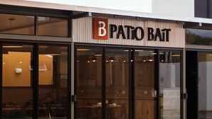 A building with a sign reading "B Patio Bait". - Hotel Bait (General Roca)