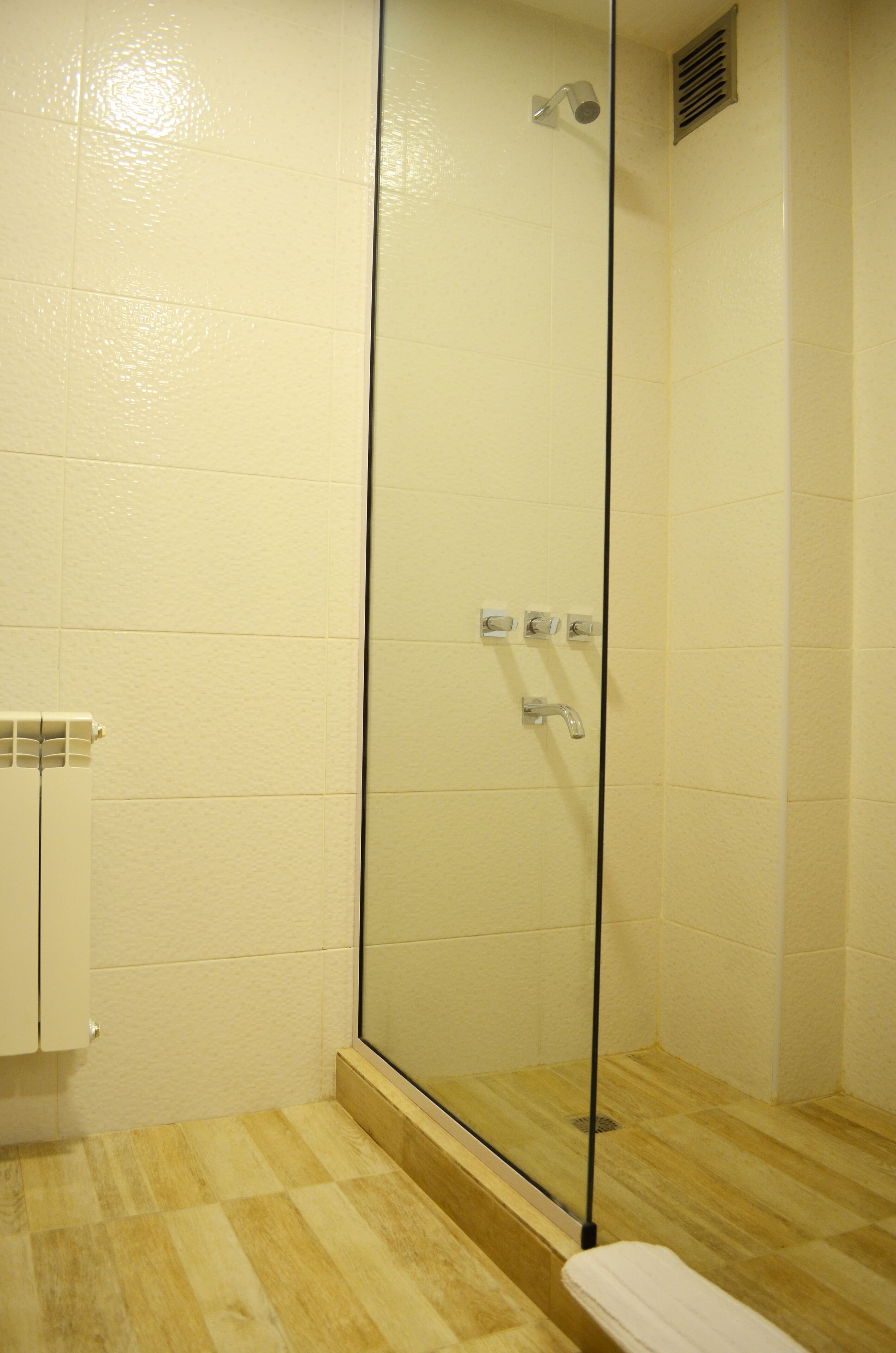 Comfort Twin Room | Bathroom | Shower, rainfall showerhead, free toiletries, bidet